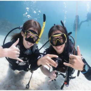 2 girls doing scuba diving (1)