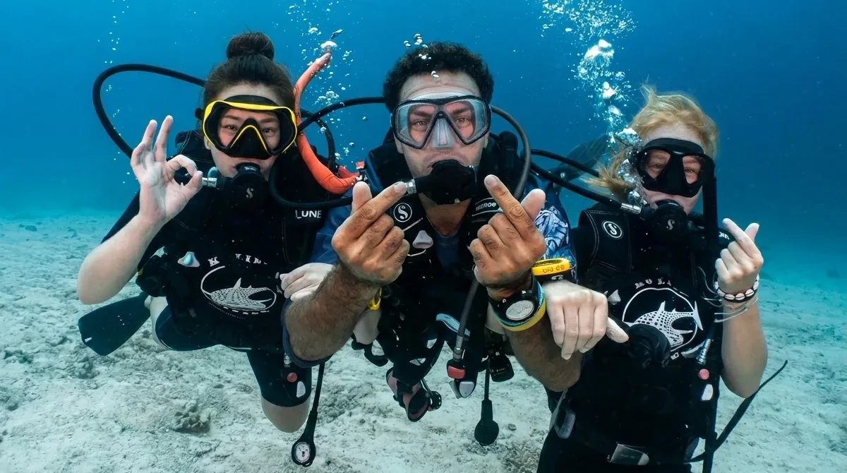 Scuba Diving Hand Signals: The Complete Guide to Underwater Communication
