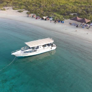 Daymaniyat Islands full day tour boat anchored at beach Muscat Oman